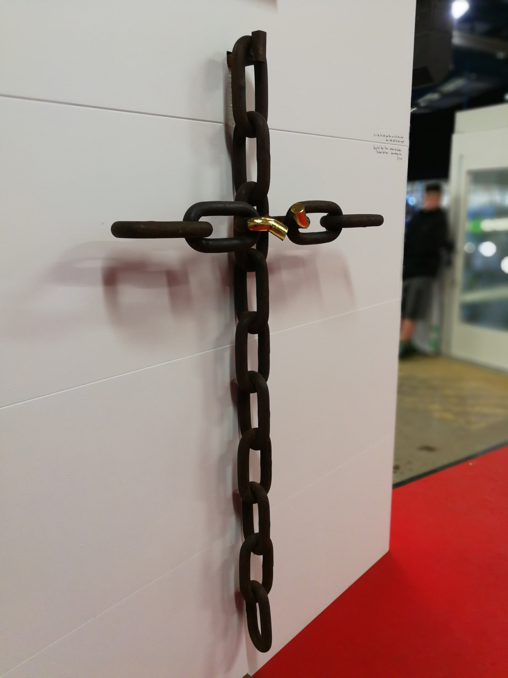 chain links forming a cross with the central one broken
