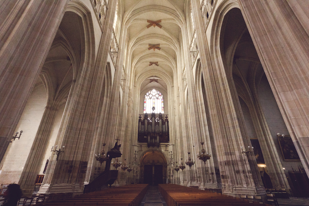 A photo looking down the nave of Nantes Cathedral