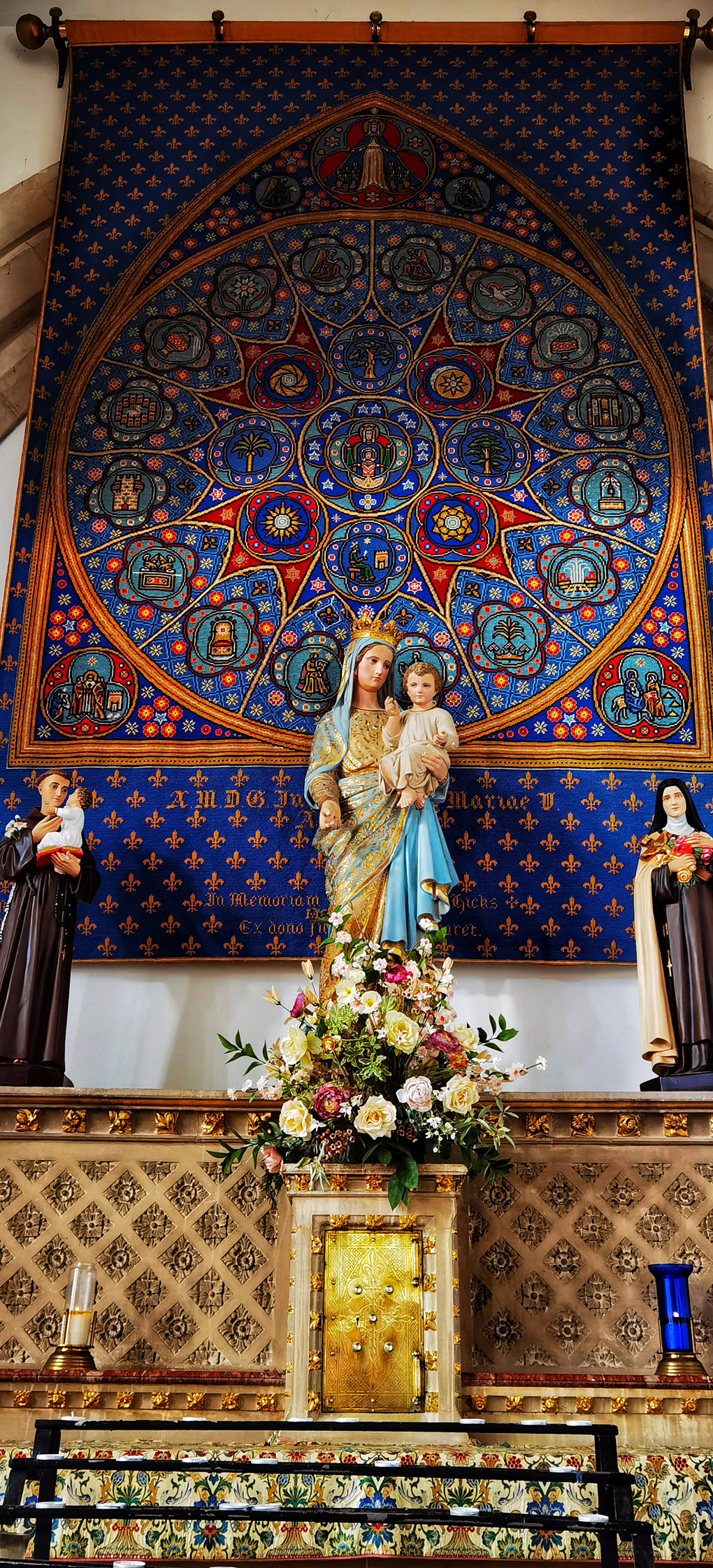 Tapestry dedicated to Saint Mary with statues