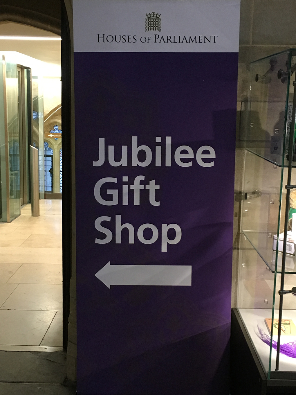 sign to the gift shop