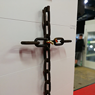 chain links forming a cross with the central one broken