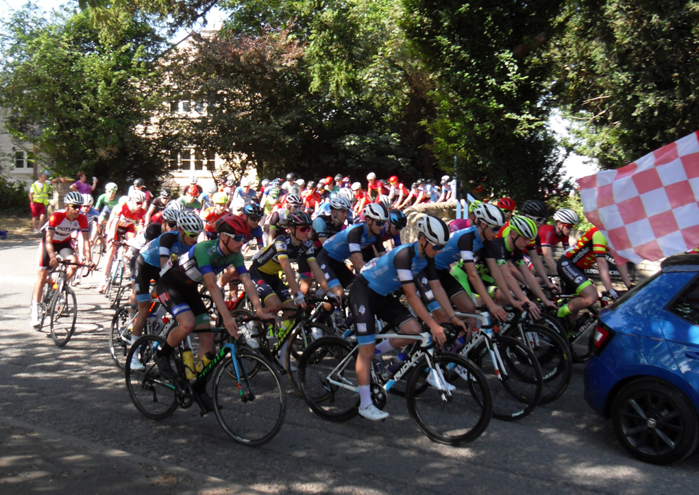 171 riders follow the safety car at the begining of the race