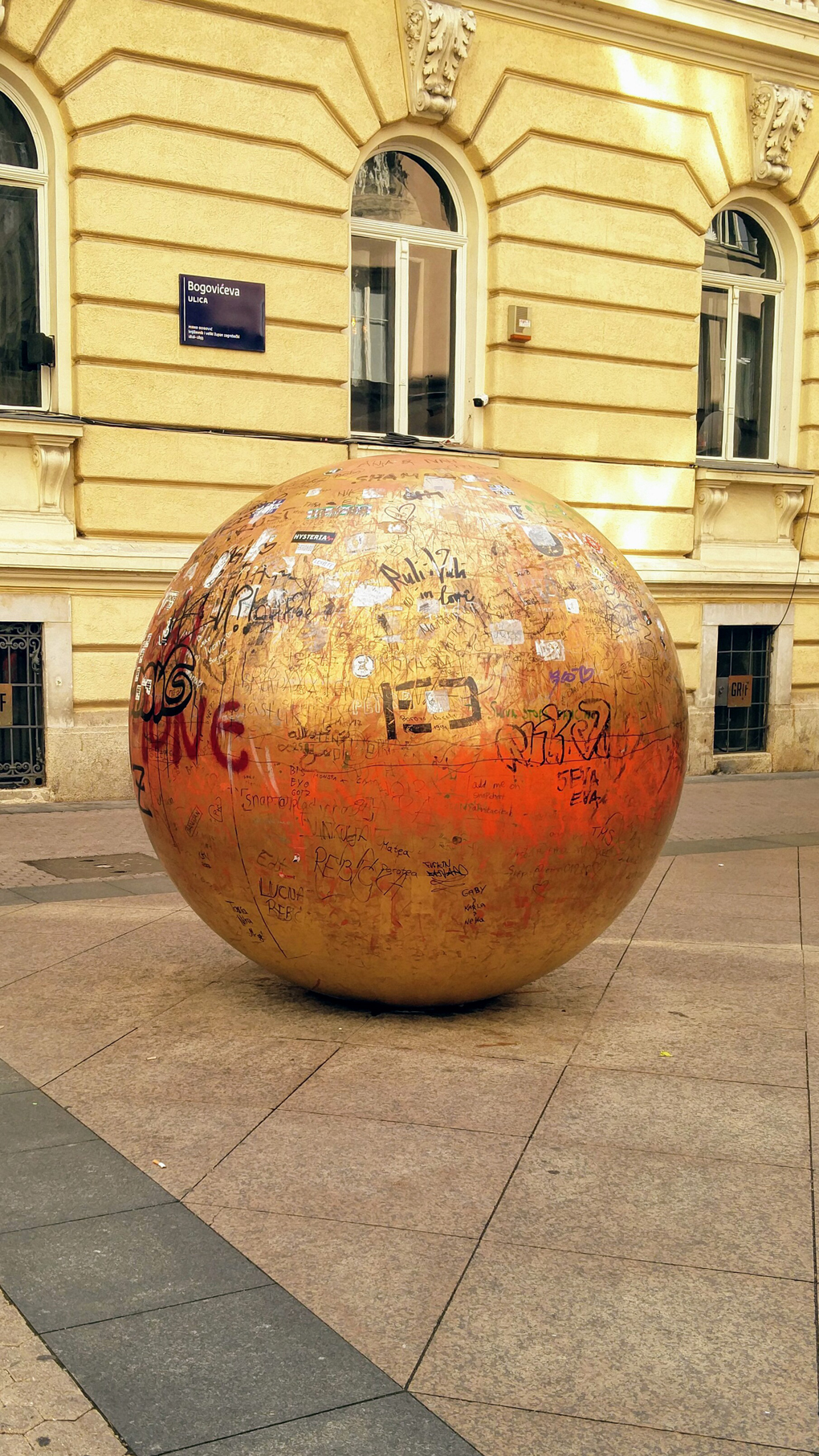 A bronze sphere, 2 metres in diameter, representing the sun and covered in grafitti.