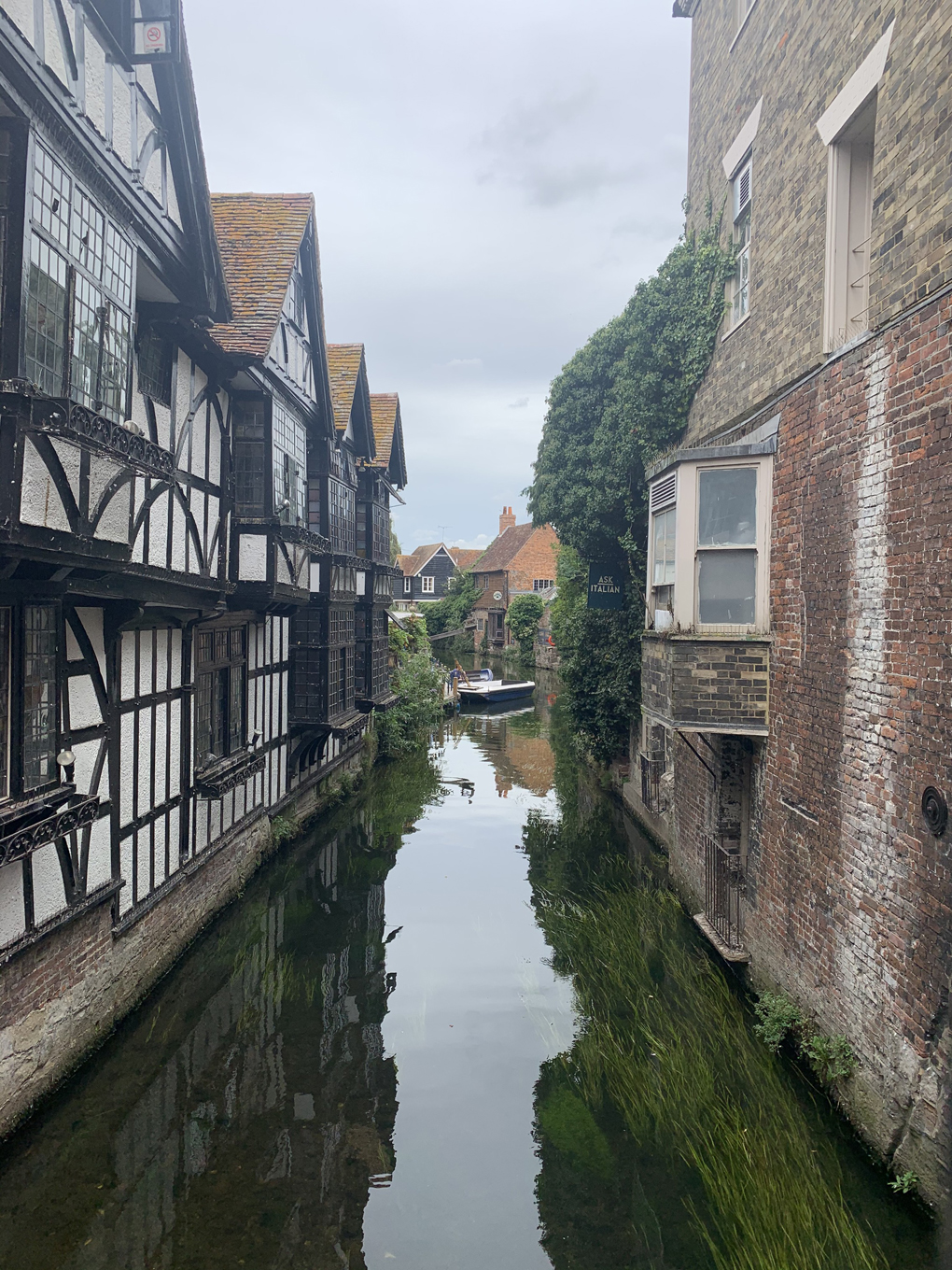 houses built right up to a canal on both sides