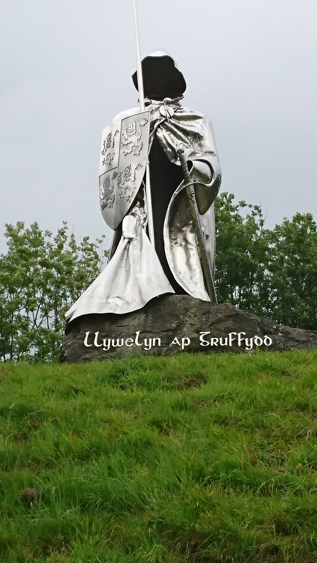 An impressive and rather spooky statue of Llewelyn ap Gruffydd Fychan, born in 1300’s , became a rich landowner who helped Prince Owain Glyndwr to escape during the guerilla warfare’s against King Henry IV . Llewelyn was hanged, drawn and quartered by Henry. His pickled body parts were exhibited in various Welsh towns as a deterrent to his fellow countrymen from joining the guerilla warfare against Henry. Llewelyn met his gruesome demise in 1401 in front of Llandovery Castle. The statue made of stainless steel by the Welsh sculptor David Petersen’s two sons and erected in 2001. The Welsh Braveheart!