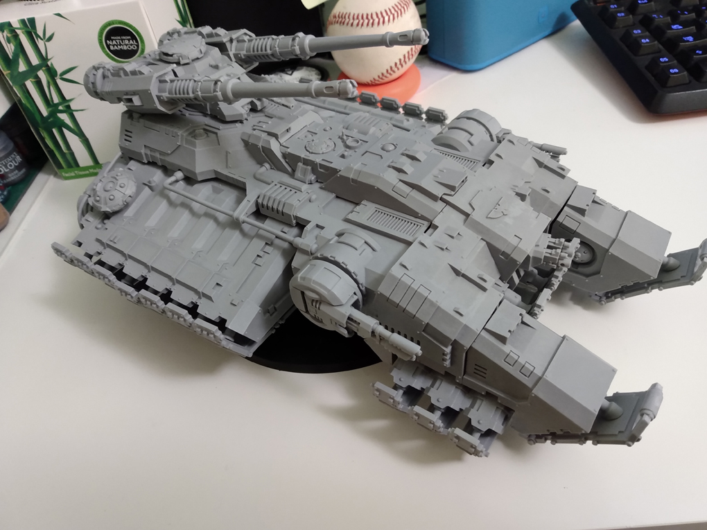 A large tank for a Warhammer 40,000 army made entirely of resin sits complete on my desk