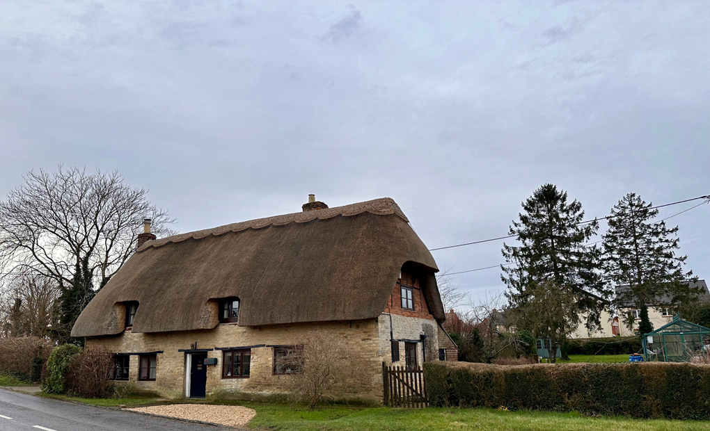 Thatched cottage in a beautiful Oxfordshire village