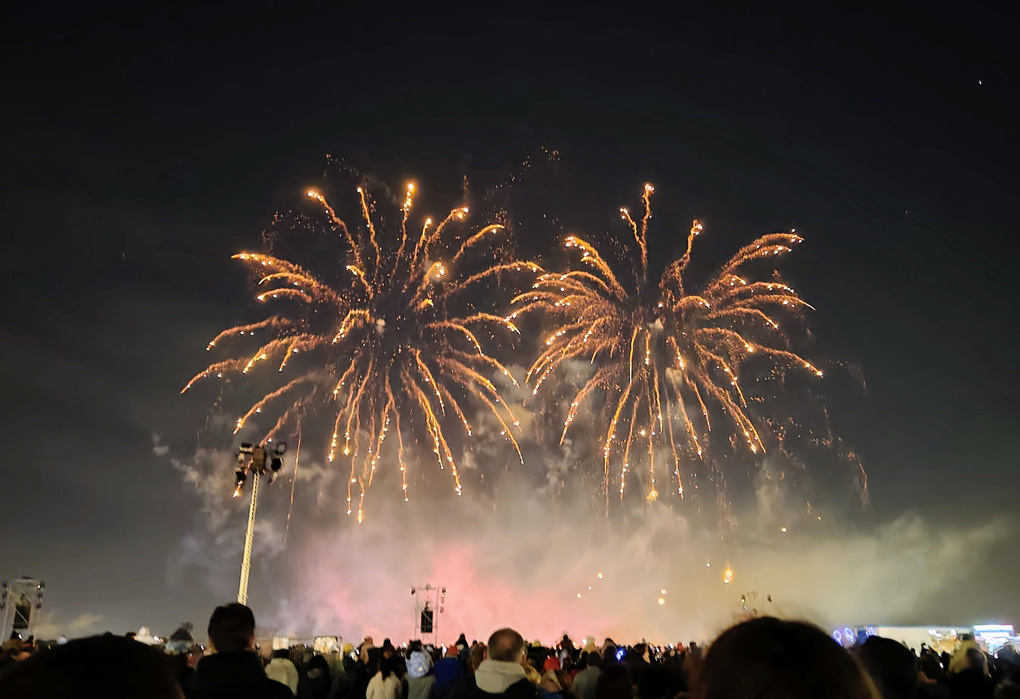 Fireworks, lots people