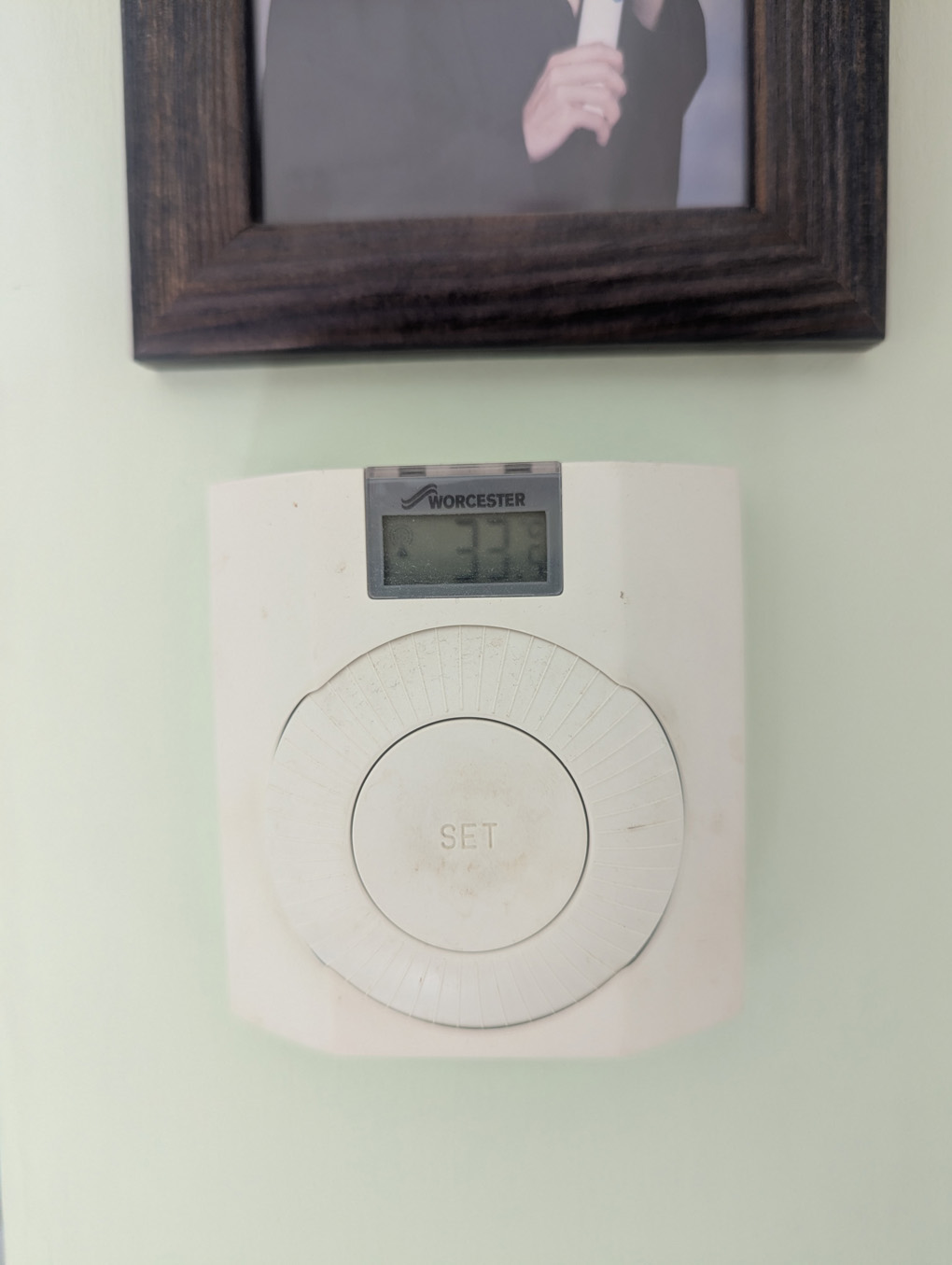 Thermostat reading 33.5 celsius