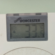 Thermostat reading 33.5 celsius